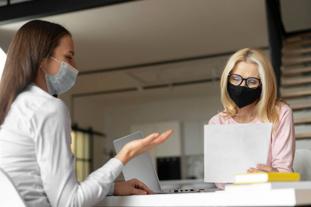 Office staff wearing face mask - Foto, Imagen