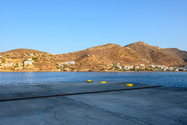 Lahden ja kukkulat satamassa Chora Ios Island. Cyclades, Kreikka - Valokuva, kuva