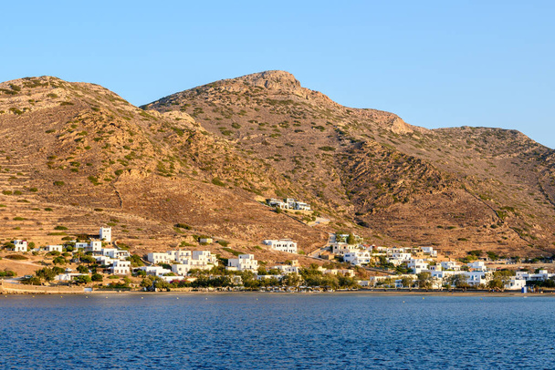 La bahía y las colinas en el puerto de Chora en la isla de Ios. Cícladas, Grecia - Foto, imagen
