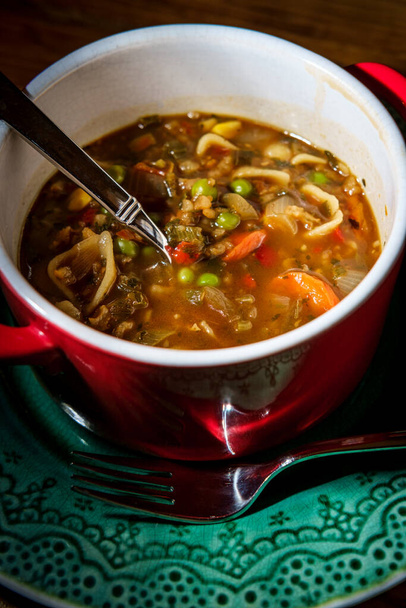 Ιταλική σούπα λαχανικών σε γυάλα με λαβές - Φωτογραφία, εικόνα