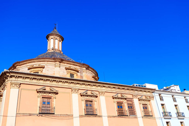 Patrono Museum in Valencia Spanien. Spanische Architektur mit Kuppel  - Foto, Bild