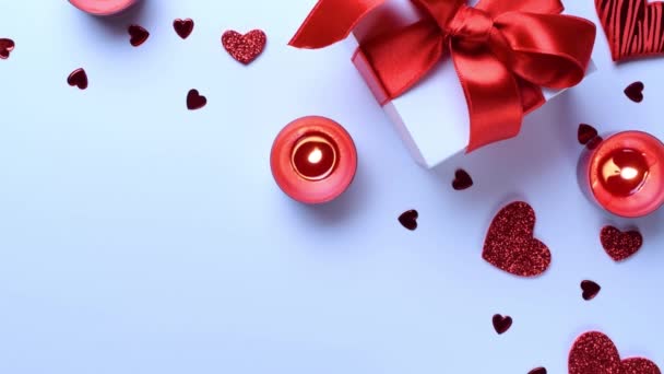 Ημέρα του Αγίου Βαλεντίνου κουτί δώρου, κόκκινες καρδιές αγάπης, ρομαντικό κερί σε λευκό φόντο. Ρομαντικό πρότυπο μηνύματος με χώρο αντιγραφής. Στο Top View. Άποψη από ψηλά - Πλάνα, βίντεο