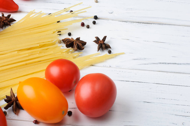 Hozzávalók spagetti és szósz készítéséhez.Vegetáriánus ételek, olasz ételek, ánizs-csillag - Fotó, kép