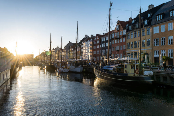Kopenhagen, Dänemark am Nyhavn-Kanal bei schönem Sonnenuntergang - Foto, Bild