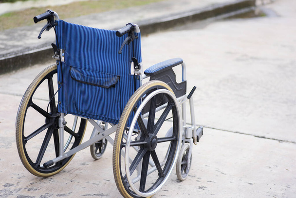 Voltar vista vazio cadeira de rodas parque na estrada - Foto, Imagem