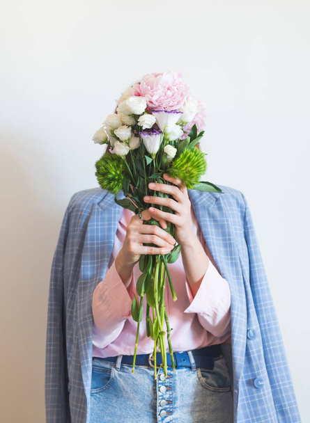 Jeune femme tenant beau bouquet de pivoine pastel - Photo, image