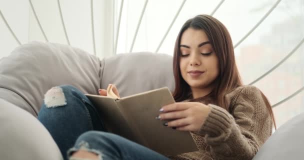 жінка читає книгу вдома
 - Кадри, відео