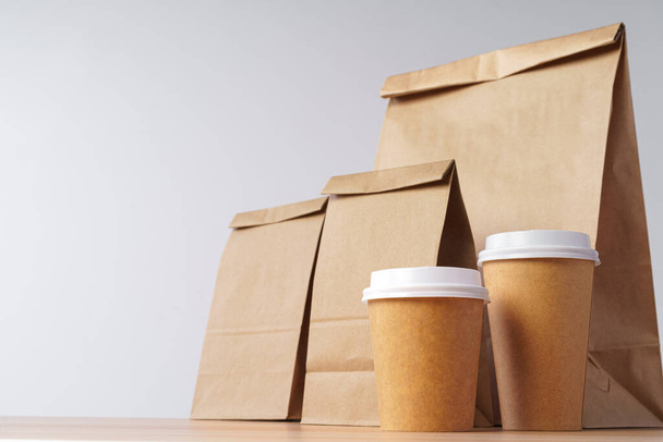 Paper bags with take away food and coffee cups containers - Foto, immagini