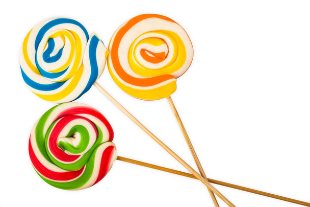 Tres dulces piruletas coloridas aisladas sobre fondo blanco - Foto, Imagen