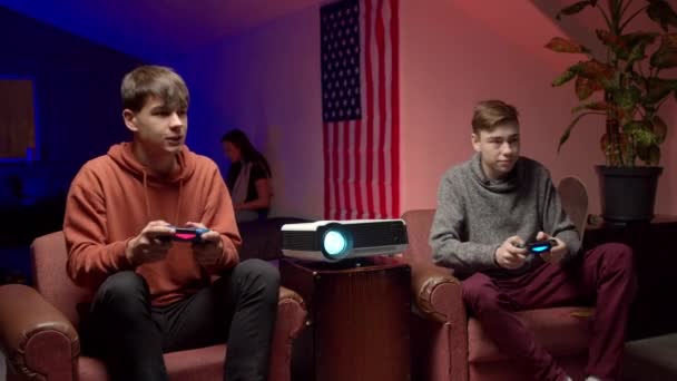 Χαρούμενα gamers με joysticks που παίζουν video game - Πλάνα, βίντεο