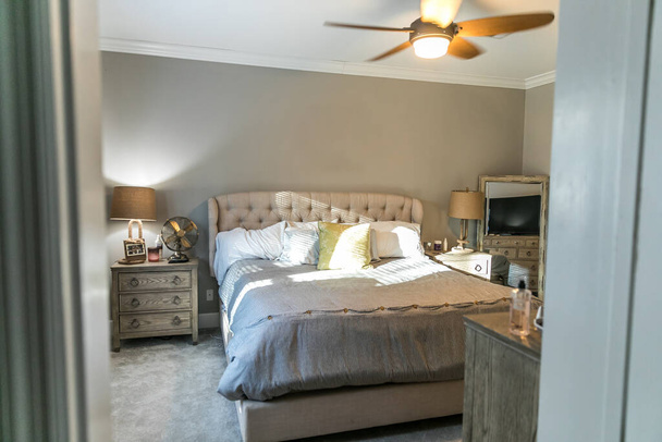 Geräumiges beiges Hauptschlafzimmer mit King-Size-Bett - Foto, Bild