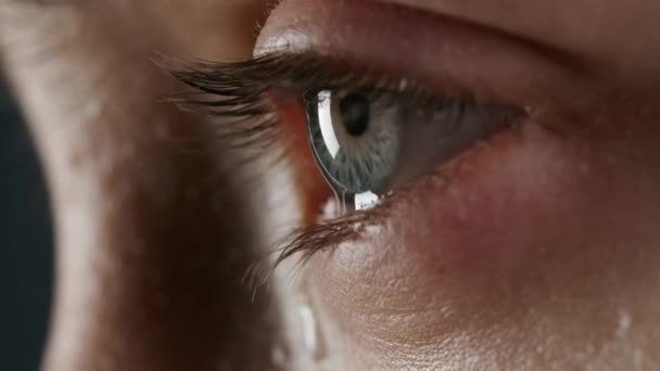 Macro video de mujer alérgica con lágrimas - Metraje, vídeo