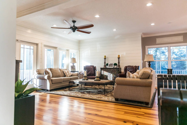 Egy új kiegészítése egy frissített nappali és den fenyő keményfa padlóval - Fotó, kép