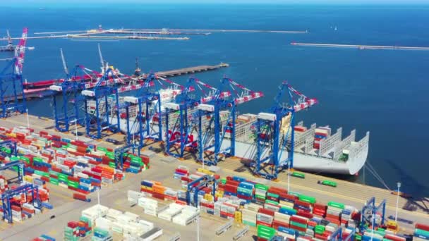 Containerschiffe aus dem Seehafen, die für die Lieferung von Containern und das Containerlager arbeiten. Geeigneter Einsatz für Transport oder Import zum globalen Logistikkonzept. - Filmmaterial, Video