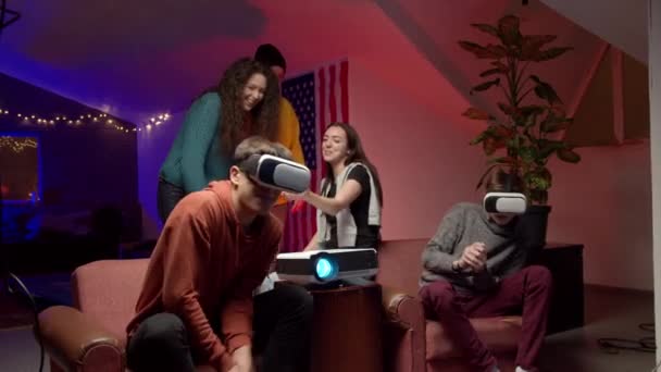 Fiatal barátok csoportja virtuális videojátékot játszik - Felvétel, videó