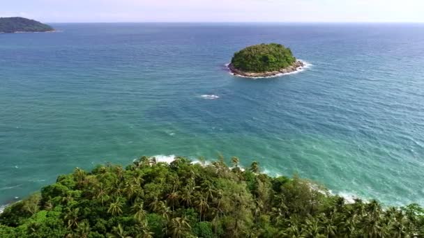 Luchtzicht drone beweging aan zee en golven raken rotsen Verbazingwekkend hoge hoek uitzicht van Drone camera - Video