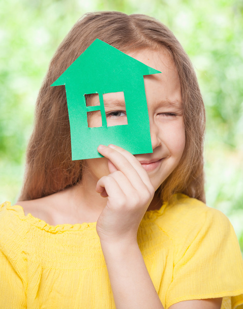 Dívka drží zelený dům - 写真・画像