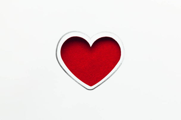 postal blanca con fondo textil en forma de corazón rojo - Foto, Imagen