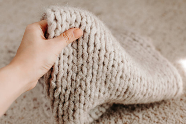 ručně vyrobená tlustá deka ručně pletená na neutrálním pozadí - Fotografie, Obrázek