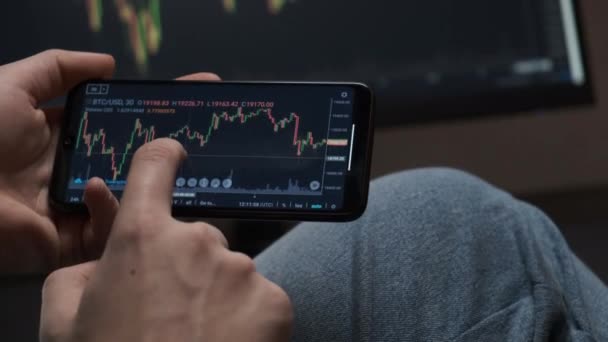 broker di investimento trading bitcoin cripto valuta utilizzando telefono e PC - Filmati, video
