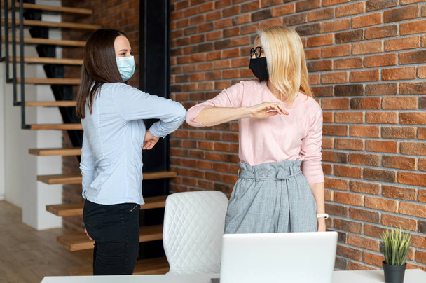 Office staff wearing face mask - Foto, imagen