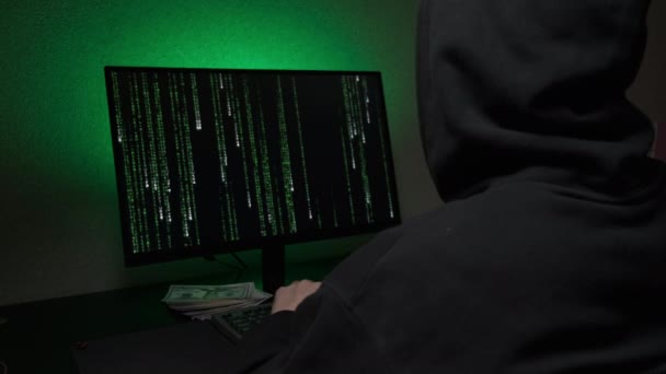 Κώδικας πληκτρολόγησης χάκερ υπολογιστή στο πληκτρολόγιο αργά το βράδυ εργασίας. - Πλάνα, βίντεο