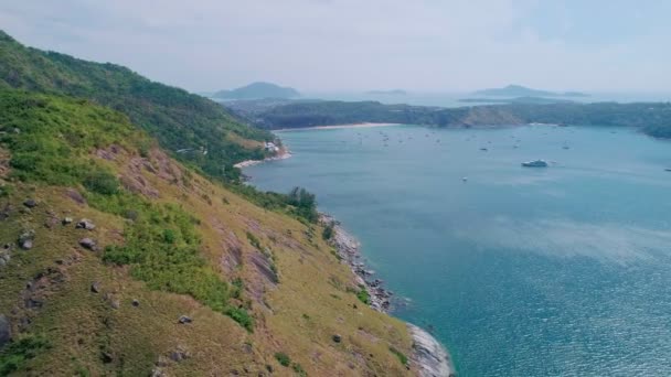 Drohne aus der Luft bewegt sich am Meeresufer und Wellen treffen auf Felsen Erstaunlicher Blick aus der Drohnen-Kamera - Filmmaterial, Video