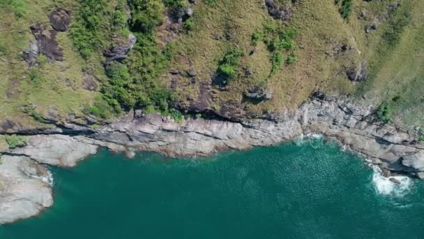 Drohne aus der Luft bewegt sich am Meeresufer und Wellen treffen auf Felsen Erstaunlicher Blick aus der Drohnen-Kamera - Filmmaterial, Video