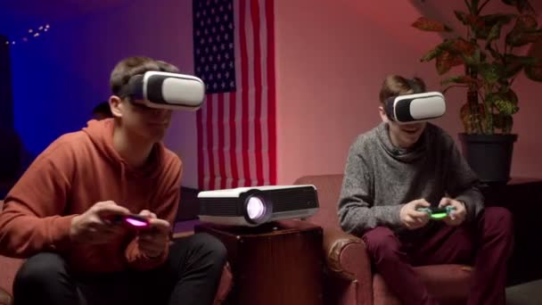 Les jeunes hommes dans des casques jouant ensemble au jeu vidéo virtuel - Séquence, vidéo