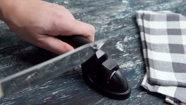 Affilacoltelli, utensile da cucina, può essere utilizzato per affilare coltello o forbici. - Filmati, video