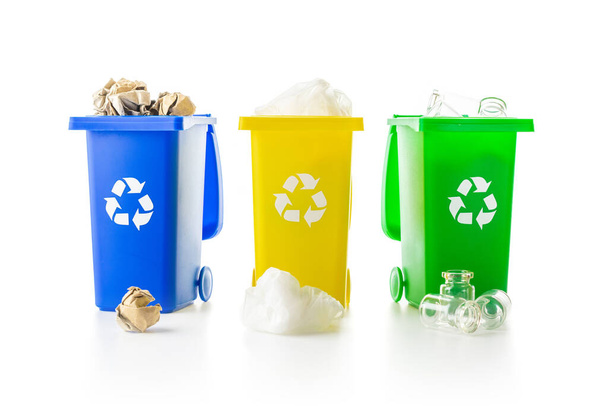 Recycling-Symbol. Behälter für die Entsorgung von Müll und schonen die Umwelt. Gelbe, grüne, blaue Mülltonnen zum Recyceln von Kunststoff, Papier und Glas, isoliert auf weißem Hintergrund - Foto, Bild