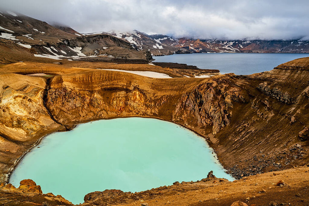 Mount Askja See und geothermaler See an einem bewölkten Tag, Island - Foto, Bild