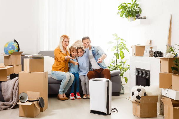 család légtisztítóval költözik egy új lakásba - Fotó, kép