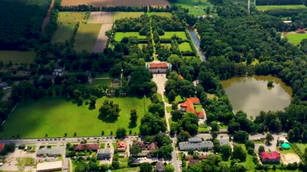 Gyönyörű sugárút a fák Nieborow Palace, egy barokk stílusú lakóhely Lengyelországban. Színes lombozat egy francia tervezésű kertben. Légi felvétel - Felvétel, videó