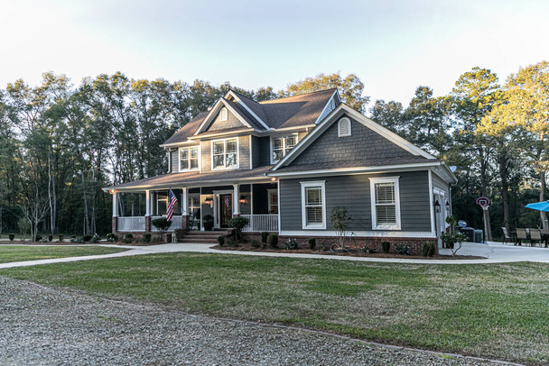 Přední pohled na velký dvoupatrový modrý šedý dům se dřevěnou a vinylovou vlečkou - Fotografie, Obrázek