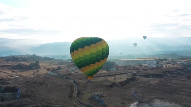 Εναέρια άποψη των καμινάδων νεράιδα. Πτήση αερόστατα θερμού αέρα στην Καππαδοκία. Πλάνα 4K - Πλάνα, βίντεο