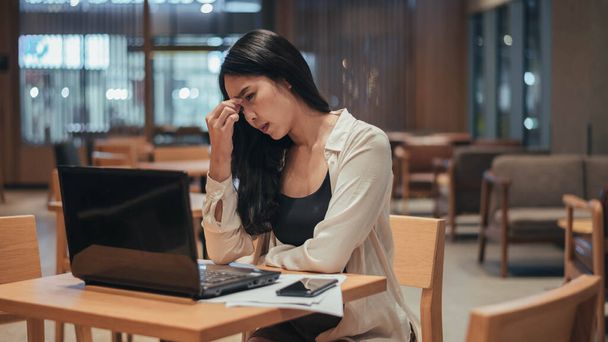 Vážná žena pracuje na laptopu pozdě v noci. Asijské podnikatelka práce tvrdě a přesčas v úřadu. - Fotografie, Obrázek