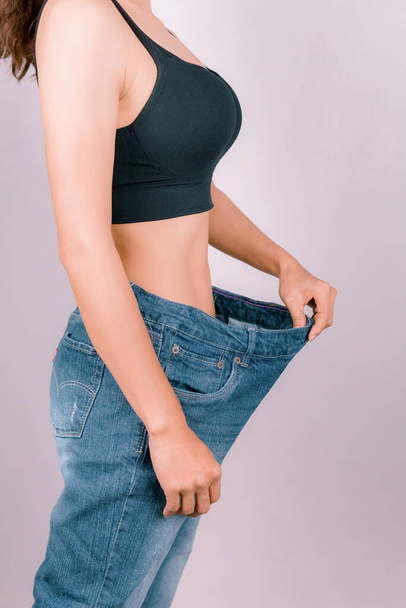 Молодая женщина показывает стройную фигуру Упражнения регулярно, быть здоровым - Фото, изображение