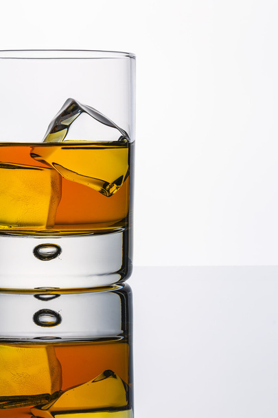 Whiskey vidrio reflexión hielo bebida bourbon rocas alcohólico alcohol escocés espíritu tennessee
 - Foto, imagen