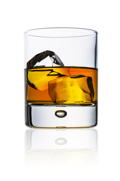 whiskey jégmentes üveg elszigetelt lemez bourbon sziklák Skócia alkoholtartalmú szeszes tennessee - Fotó, kép