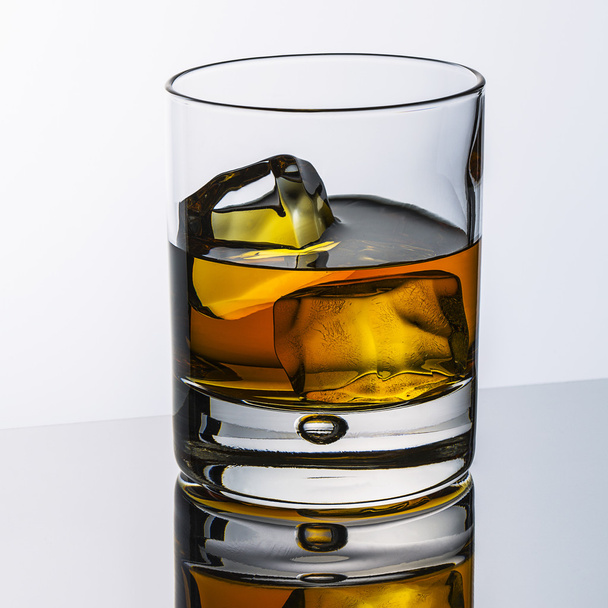 Whisky verre réflexion glace boisson bourbon roches alcool alcoolique écossais esprit tennessee
 - Photo, image