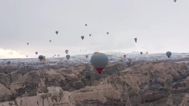 Εναέρια άποψη των καμινάδων νεράιδα. Πτήση αερόστατα θερμού αέρα στην Καππαδοκία. Πλάνα 4K - Πλάνα, βίντεο