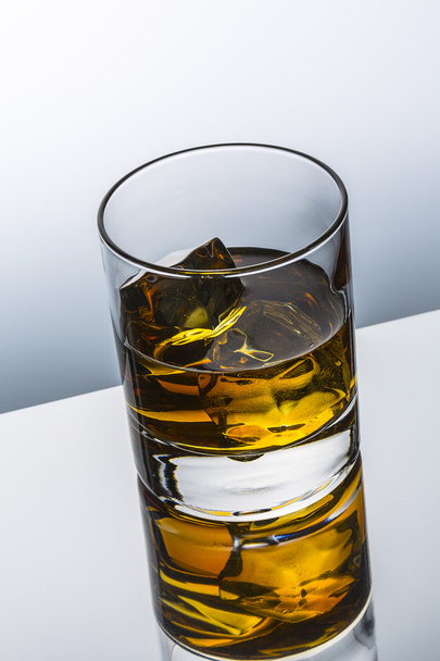 viski cam yansıması buz içki burbon alkollü alkol kayalar İskoçya ruhu tennessee - Fotoğraf, Görsel