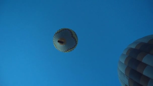 Widok z lotu ptaka. Latające balony na ogrzane powietrze w Kapadocji. Nagranie 4K - Materiał filmowy, wideo