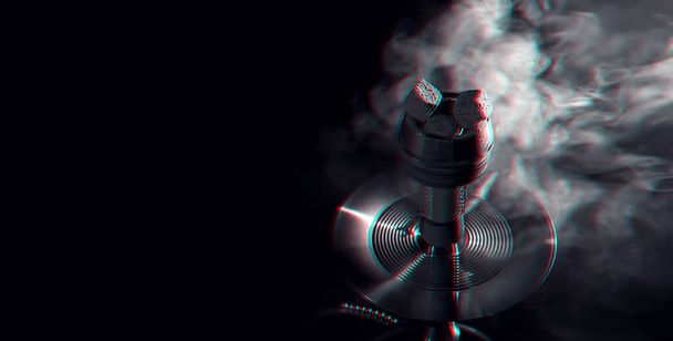 metalowa miska hookah z gorącymi węglami na tle z dymem - Zdjęcie, obraz