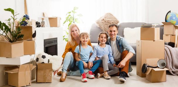 Glückliche Familie zieht mit Kartons nach Hause - Foto, Bild
