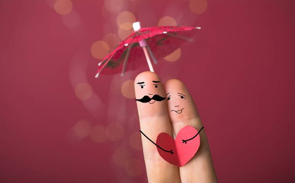 Een gelukkige oudere familie verliefd op het hart onder de paraplu, Valentijnsdag - Foto, afbeelding