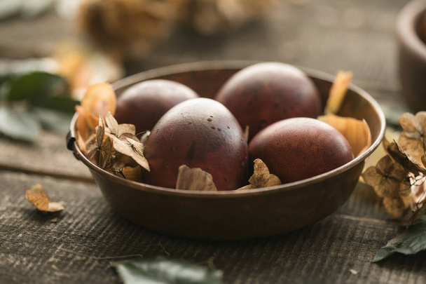Decoración ecológica. Huevos de Pascua cocidos en cáscaras de cebolla. Primavera festivo Pascua autentico fondo - Foto, imagen