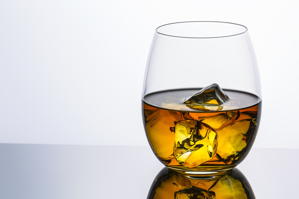 ουίσκι γυαλί αντανάκλαση πάγου ποτό bourbon βράχια αλκοόλ αλκοολούχα Σκωτία πνεύμα tennessee - Φωτογραφία, εικόνα