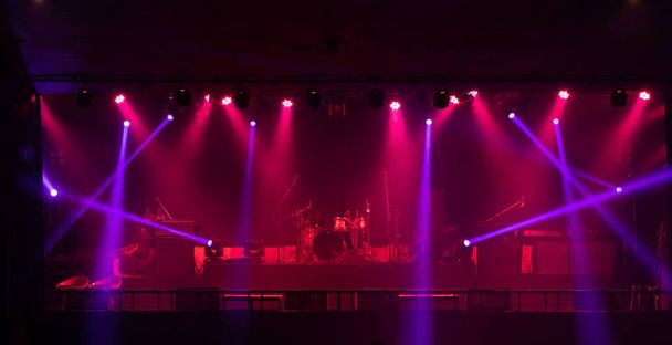Üres színpadi koncert színes világítással lézersugár reflektorfény show diszkó bár háttér party zene tánc fesztivál előadás. Szórakoztató éjszakai élet. Ünnepi esemény. - Fotó, kép